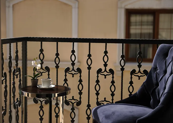 Le Petit Palace - Special Category